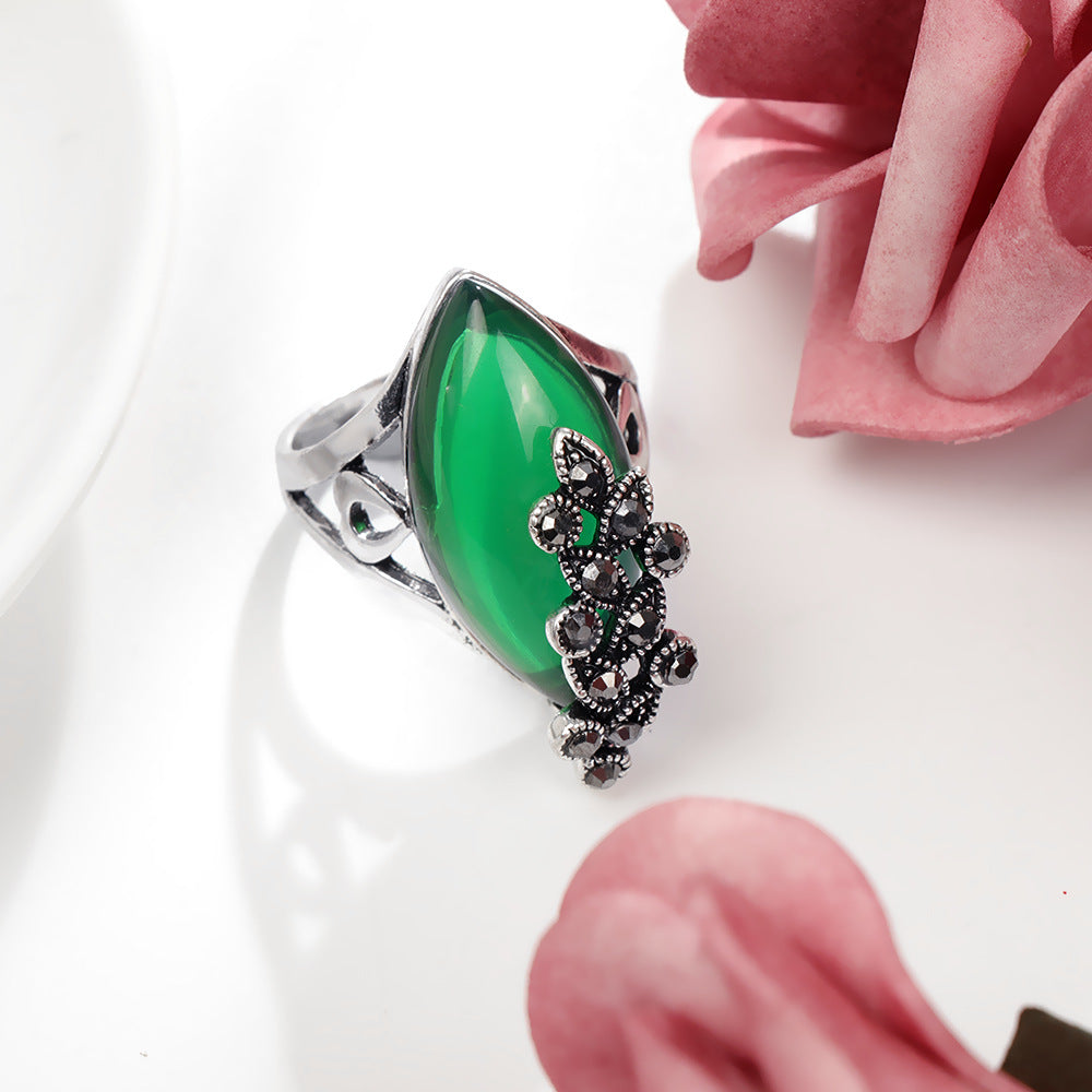 Simple Alexandrite Ring Is Small And Exquisitely Decorated