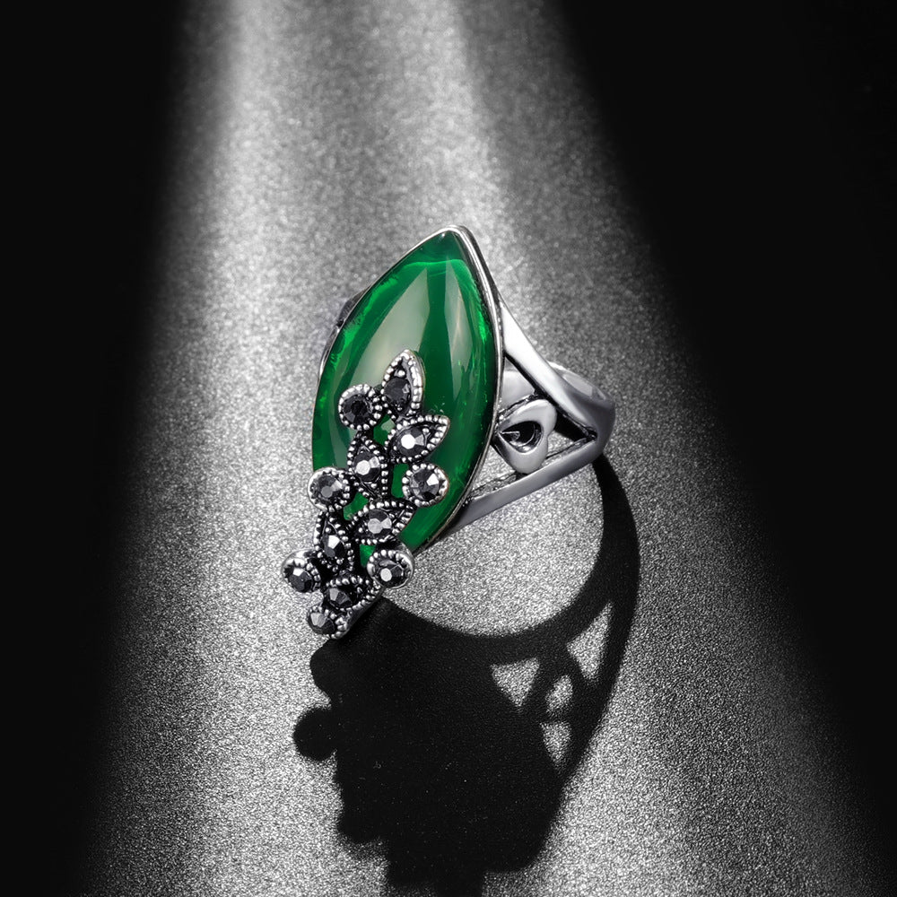 Simple Alexandrite Ring Is Small And Exquisitely Decorated